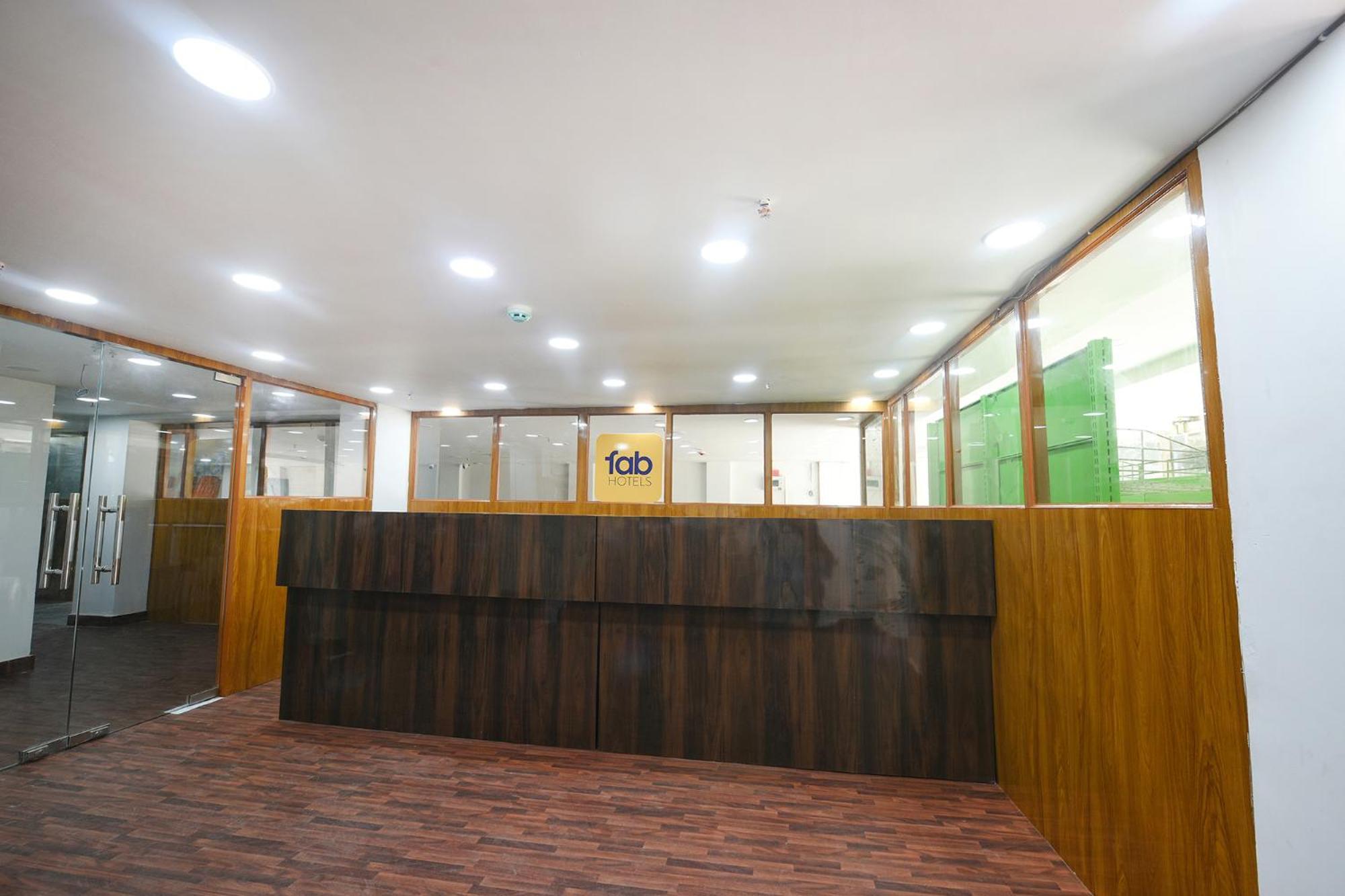 Fabhotel Mona Continental - Nr Laxmi Nagar It Hub Neu-Delhi Exterior foto